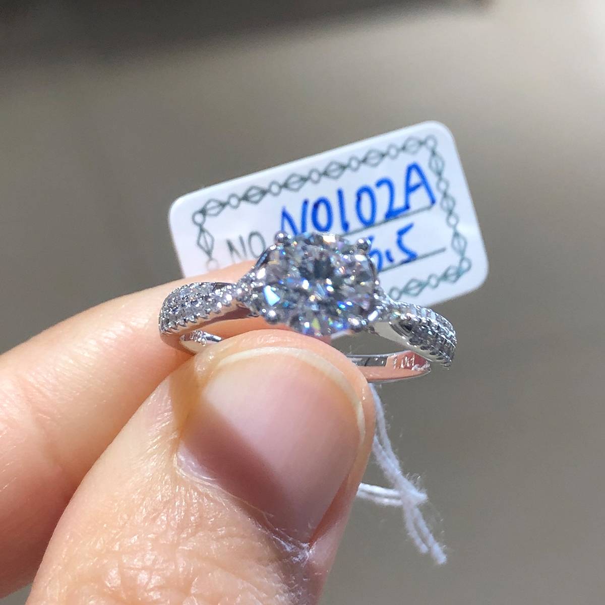 四爪女戒S925银镀白金定制选款主石莫桑钻1.0ct/副石高碳钻